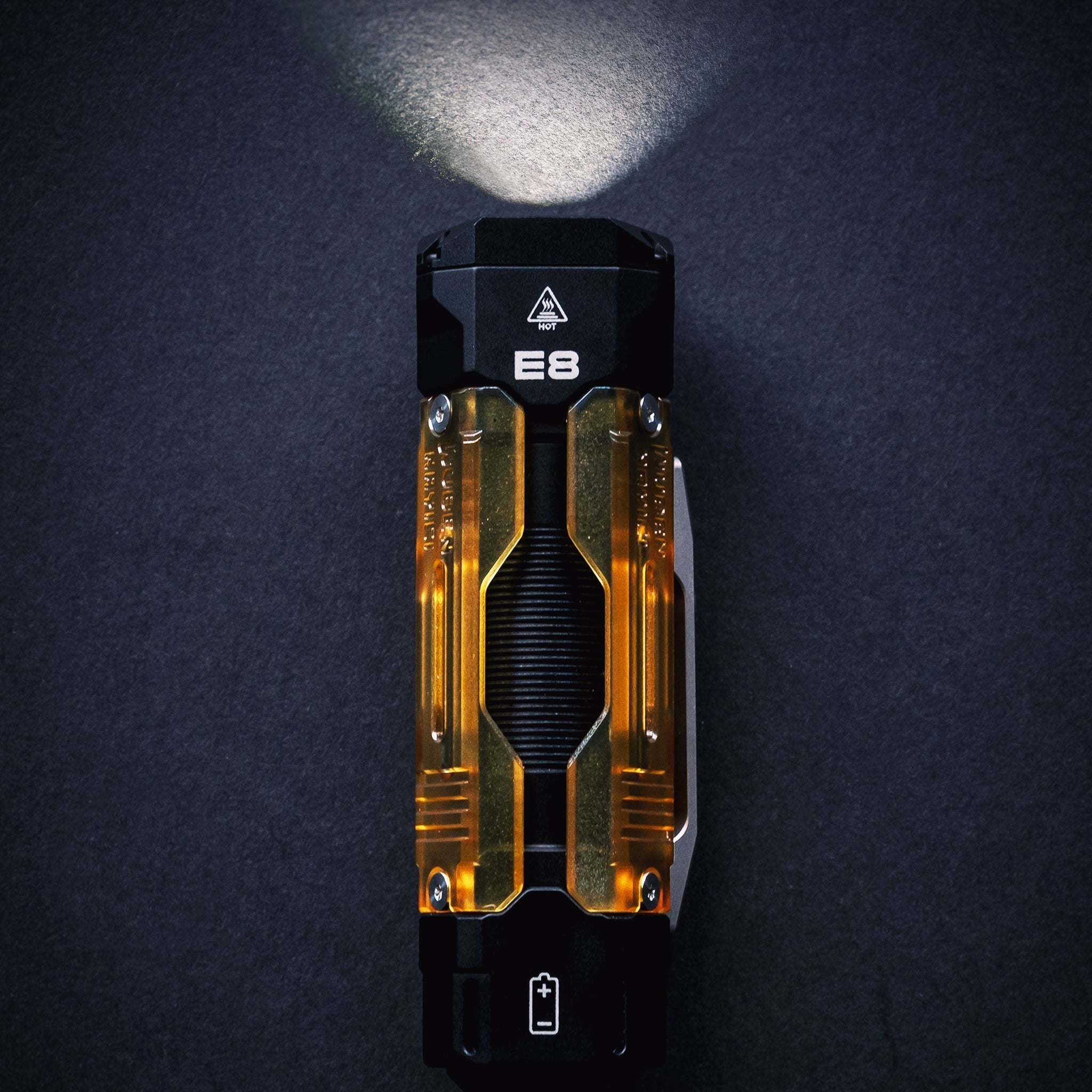Wuben × NAYICI E8: ¡Linterna con diseño mecánico, luz UV e innovación extrema!